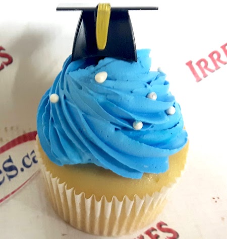 Graduation cupcakes with graduation hat topper