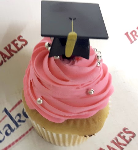 Graduation cupcakes with graduation hat topper