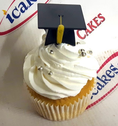 Graduation cupcakes with graduation hat topper